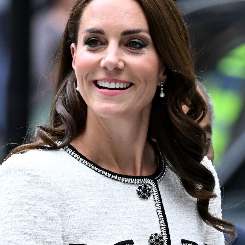 Kate Middleton revela su cuerpo de ensueño con esta minifalda perfecta para este verano