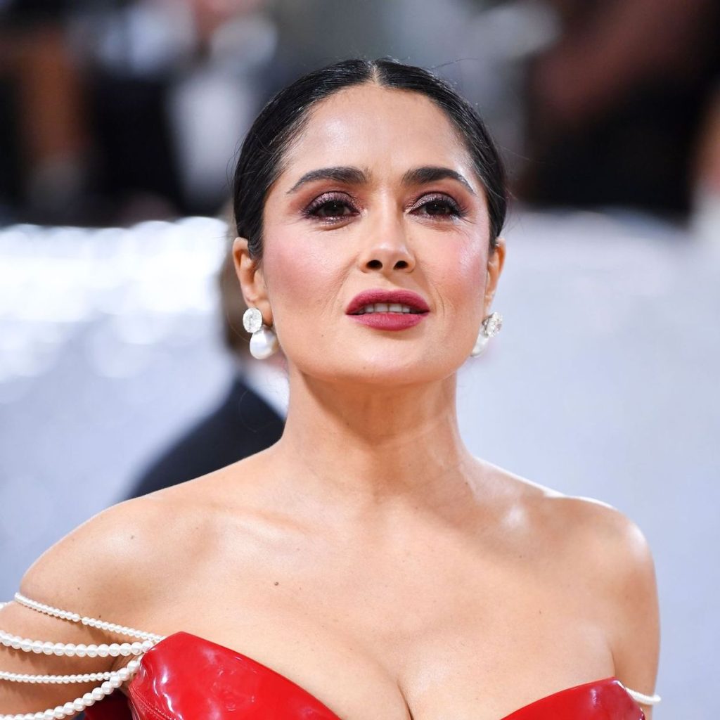 A sus 56 años, Salma Hayek incendia Internet con un microbikini muy escotado