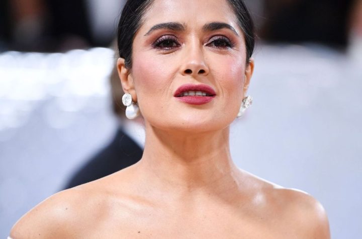 A sus 56 años, Salma Hayek incendia Internet con un microbikini muy escotado