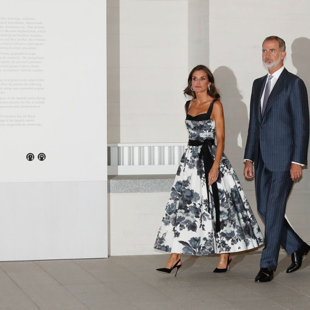 Reina Letizia vuelve a conquistar con su look y un vestido de Carolina Herrera de lo más favorecedor