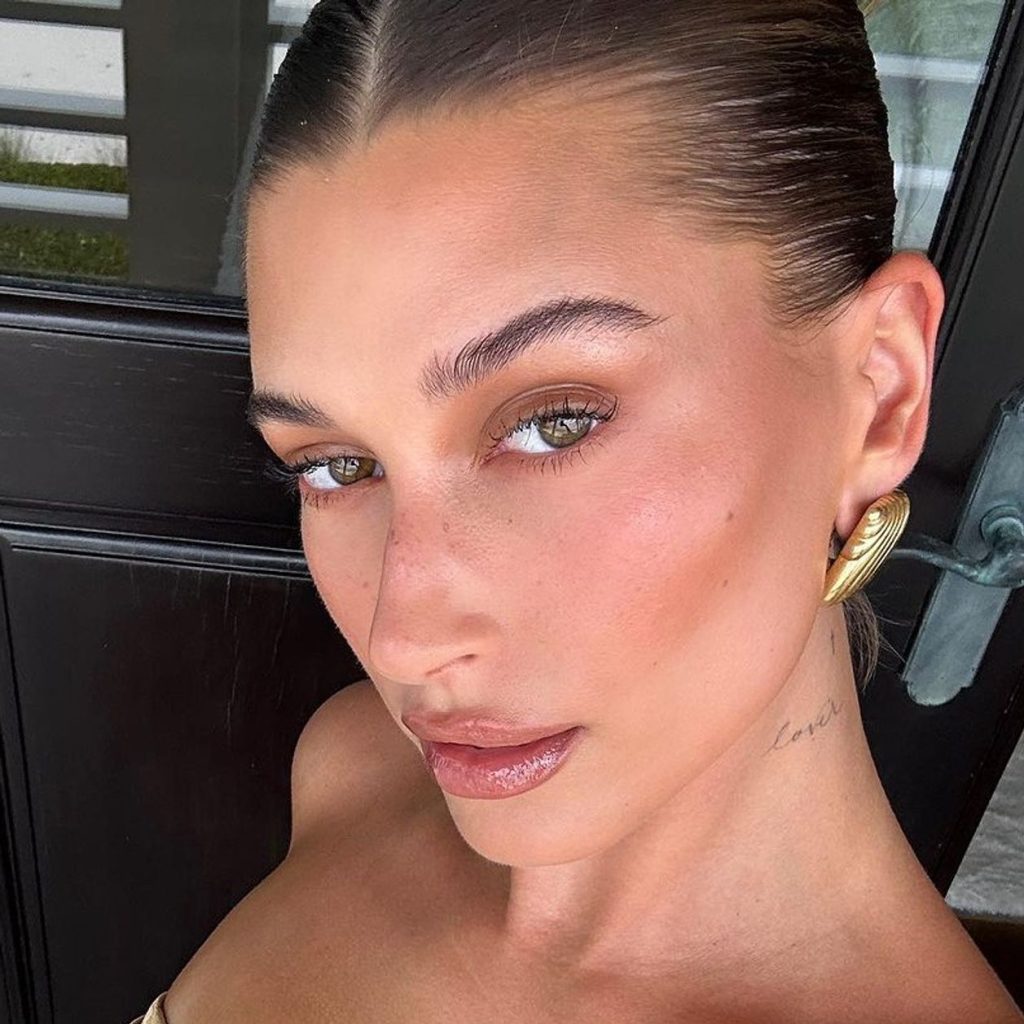 Maquillaje de verano al estilo Hailey Bieber: Tendencia «latte makeup»