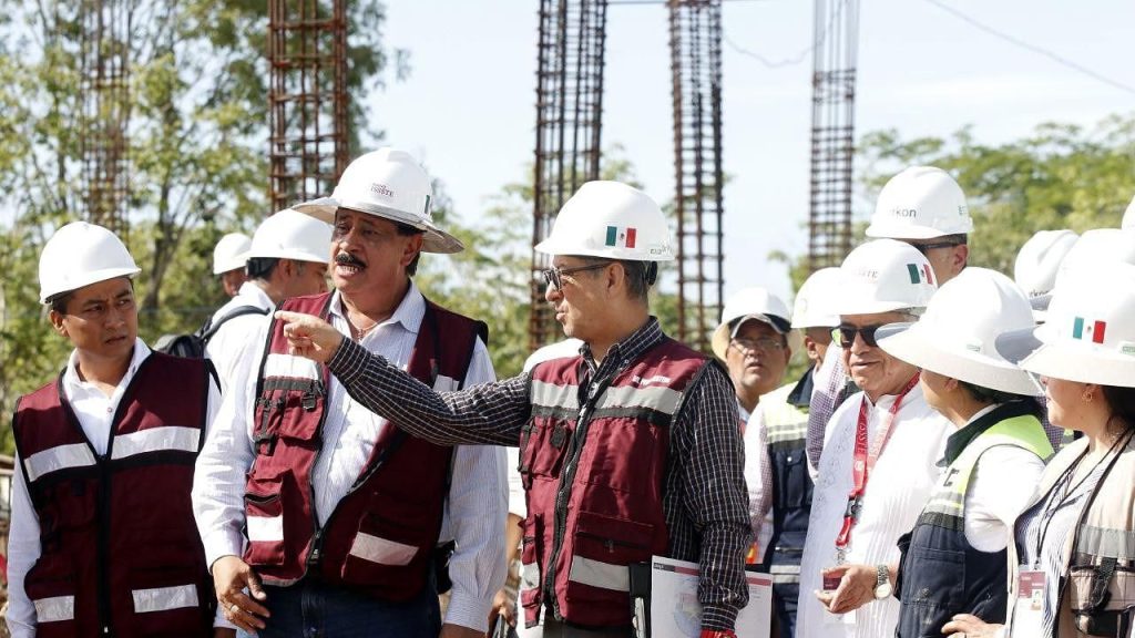 Pedro Zenteno supervisa obras del Hospital del ISSSTE en Palenque