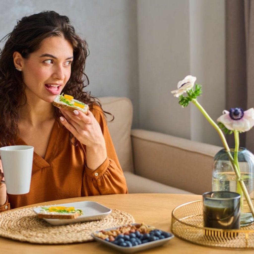 ¡Adiós hinchazón! Descubre los alimentos ideales para un desayuno ligero y energizante