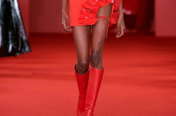 Las botas rojas vienen como tendencia Otoño-Invierno 2023/2024, pero Lady Di fue la primera en llevarlas