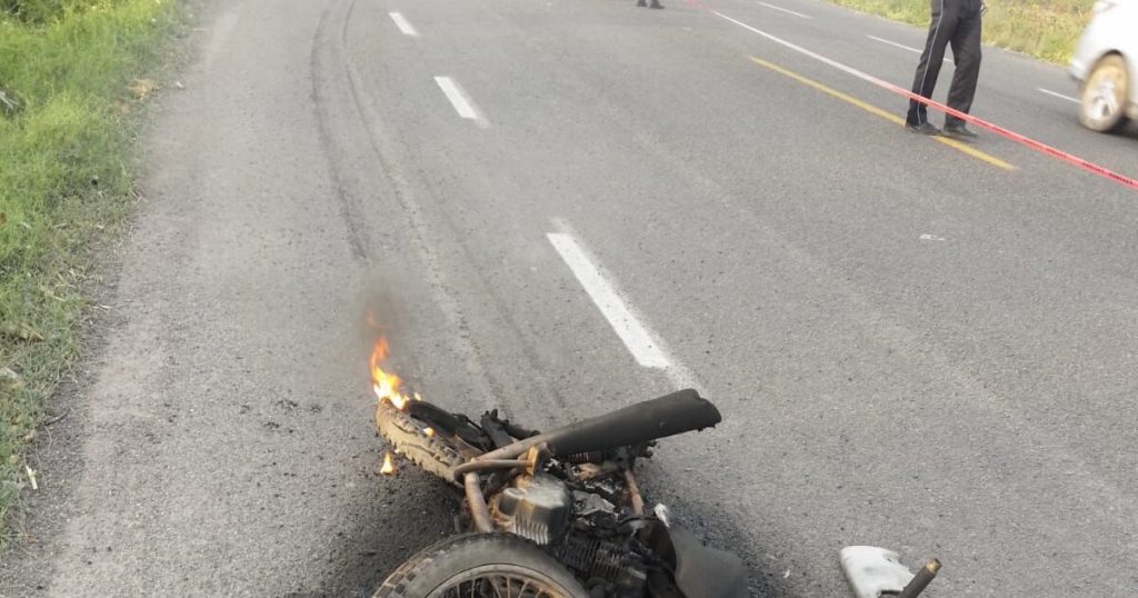 Don Eleazar en su moto encontró la muerte, chocado por vagoneta en la carretera a Las Glorias, Guasave