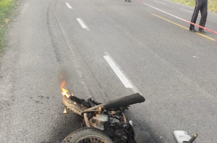 Don Eleazar en su moto encontró la muerte, chocado por vagoneta en la carretera a Las Glorias, Guasave