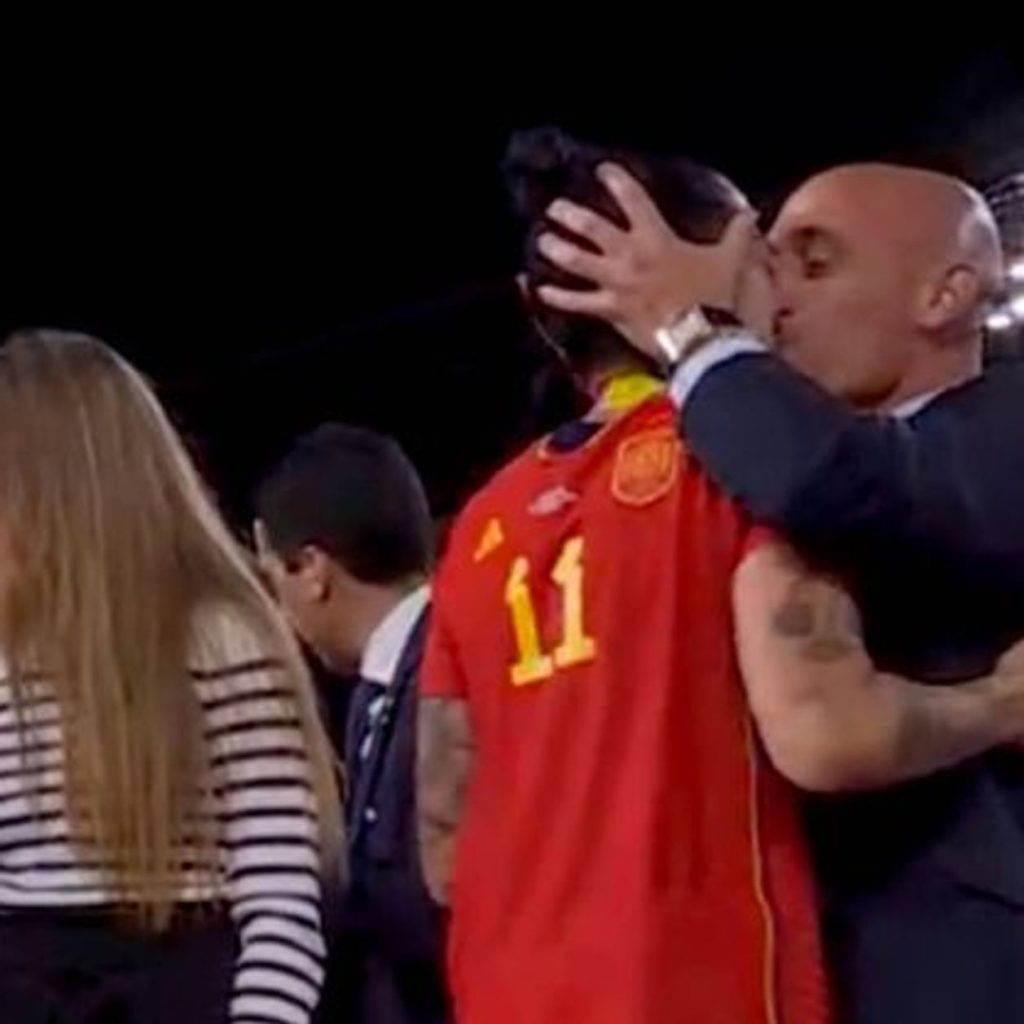 Luis Rubiales pide disculpas por polémico beso a Jenni Hermoso, en conflicto con protocolo antiviolencia de la RFEF