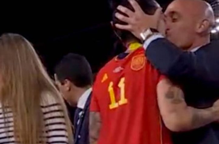 Luis Rubiales pide disculpas por polémico beso a Jenni Hermoso, en conflicto con protocolo antiviolencia de la RFEF