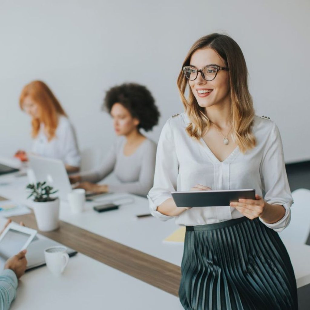 Cómo los hábitos atómicos pueden impulsar la productividad personal y profesional