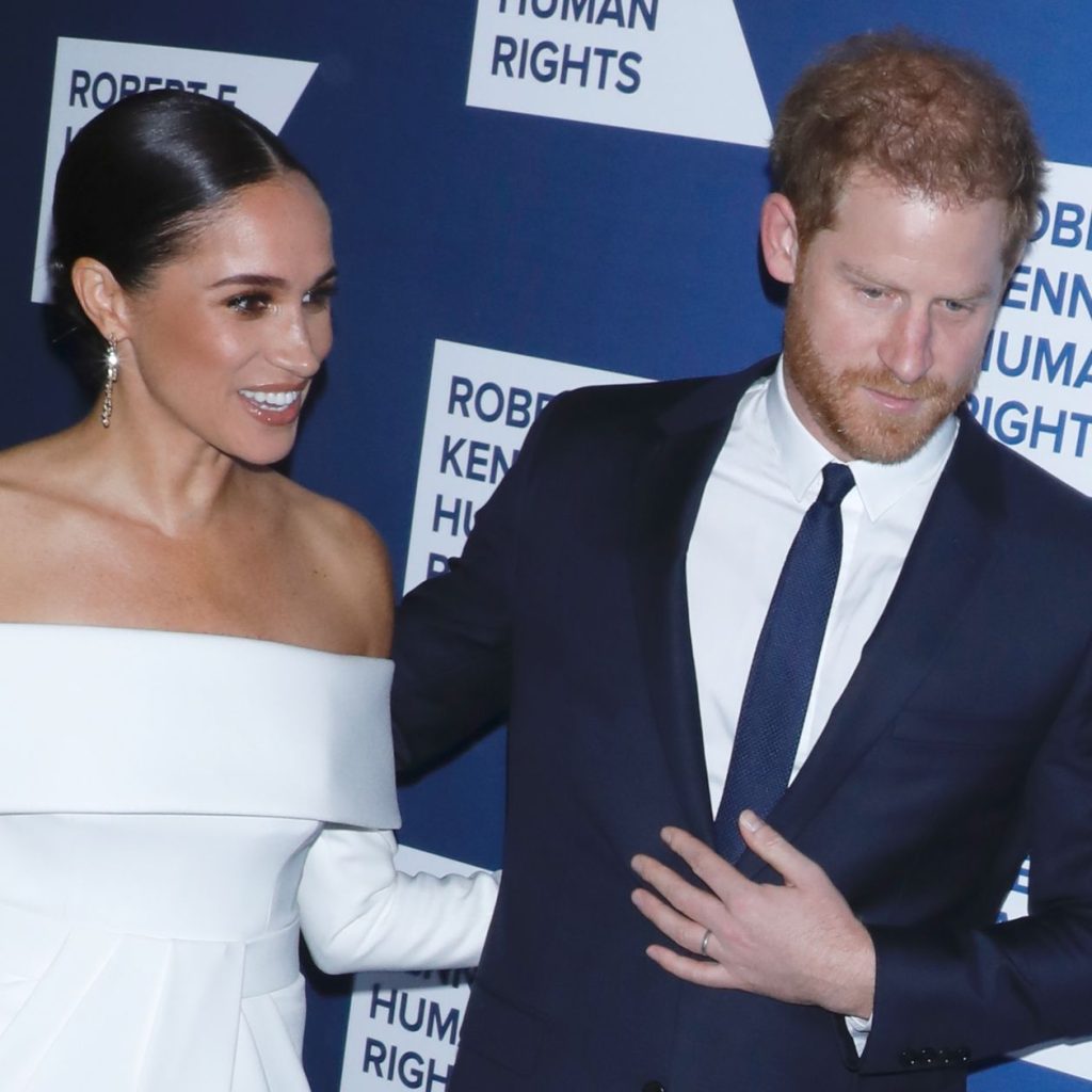 Meghan Markle se une al llamado de Beyoncé y deslumbra con elegante look plateado