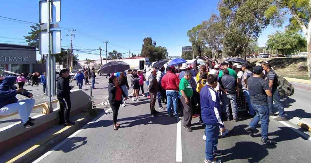 Comerciantes bloquean bulevar de acceso a Pachuca