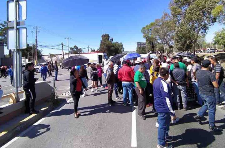 Comerciantes bloquean bulevar de acceso a Pachuca