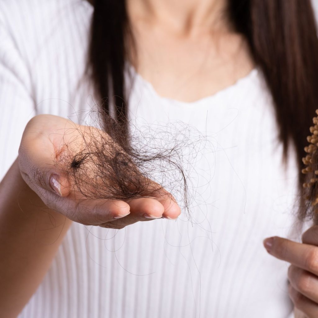 Tú también puedes evitar la caída del cabello en otoño con el secreto revelado por la experta Boticaria García