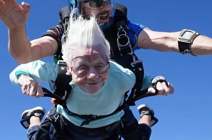 Mujer de 104 años bate récord Guinness al lanzarse en paracaídas