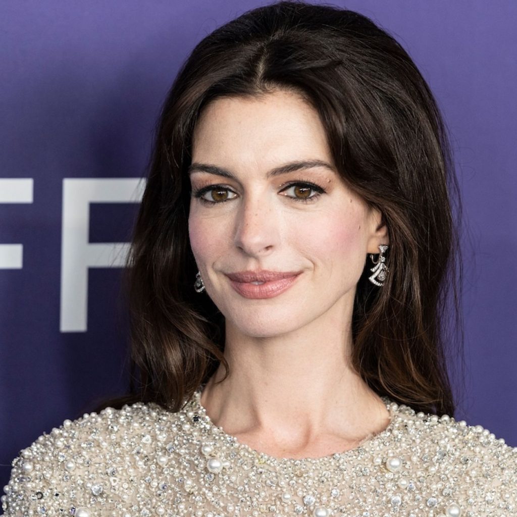 Anne Hathaway impacta con su look de protesta: Solidaridad con las mujeres de Irán