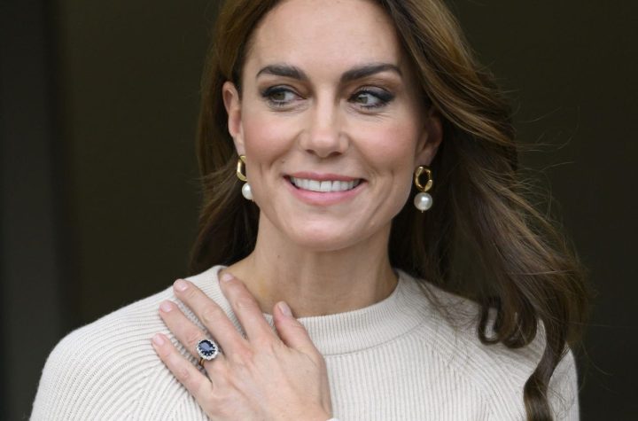 Kate Middleton sorprende con un conjunto de falda y jersey de una firma francesa