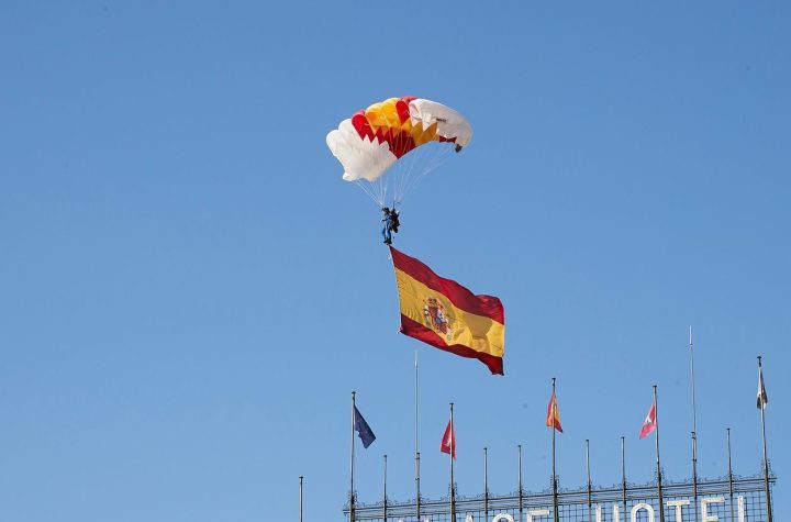 La primera mujer paracaidista en el desfile del 12-O: Un momento histórico en el Día de la Hispanidad