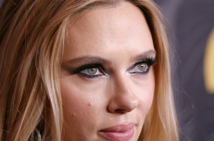 Scarlett Johansson brilla en los Golden Heart Awards con su eyeliner perfecto y elegante look negro