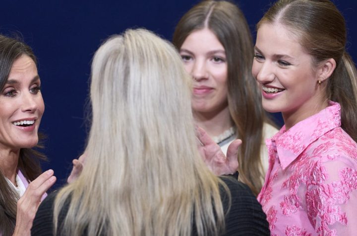 Así fue el encuentro entre la reina Letizia, sus hijas y Meryl Streep en los Premios Princesa de Asturias