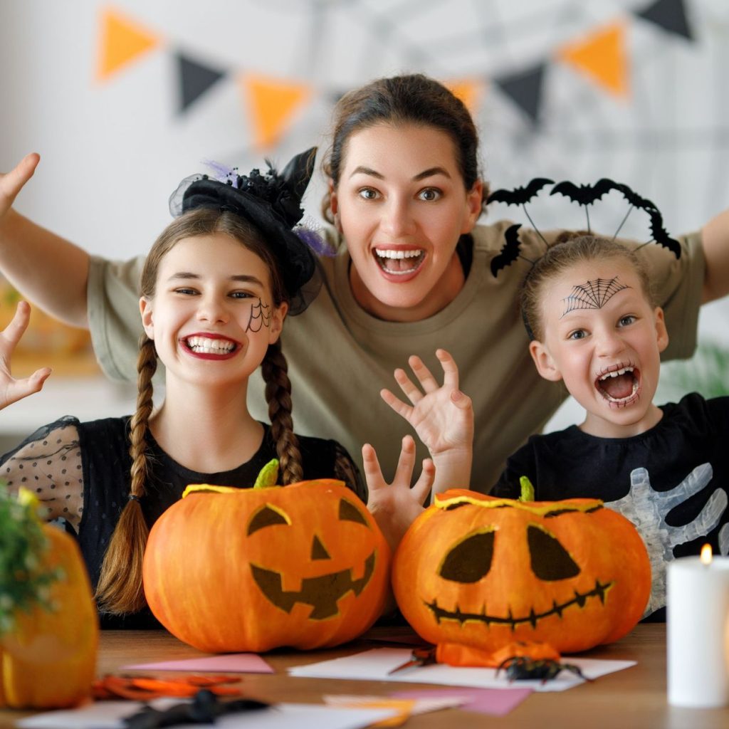 Ideas terroríficamente divertidas para una noche de Halloween en familia