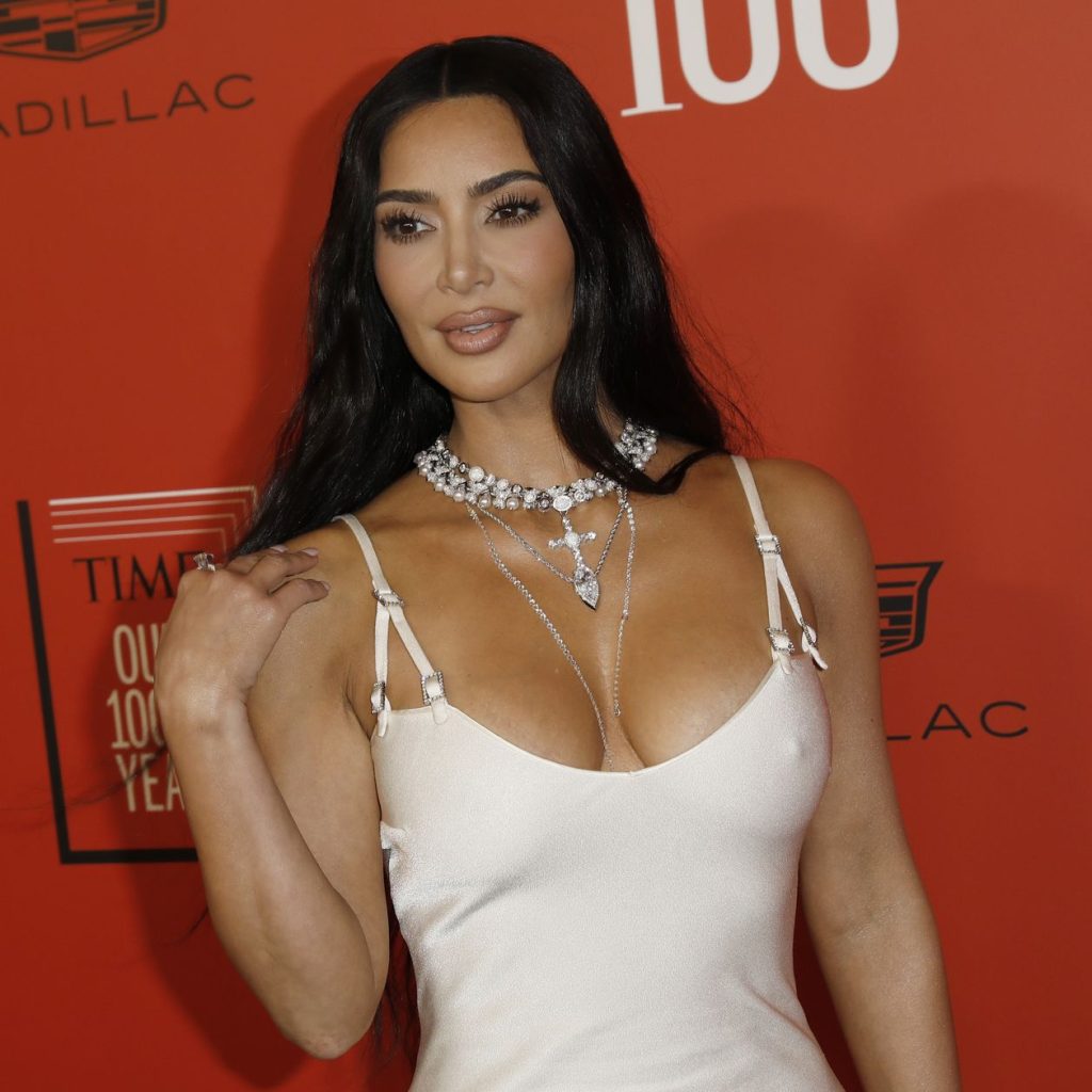 Kim Kardashian viraliza su nuevo producto de lencería: un sujetador con pezones falsos