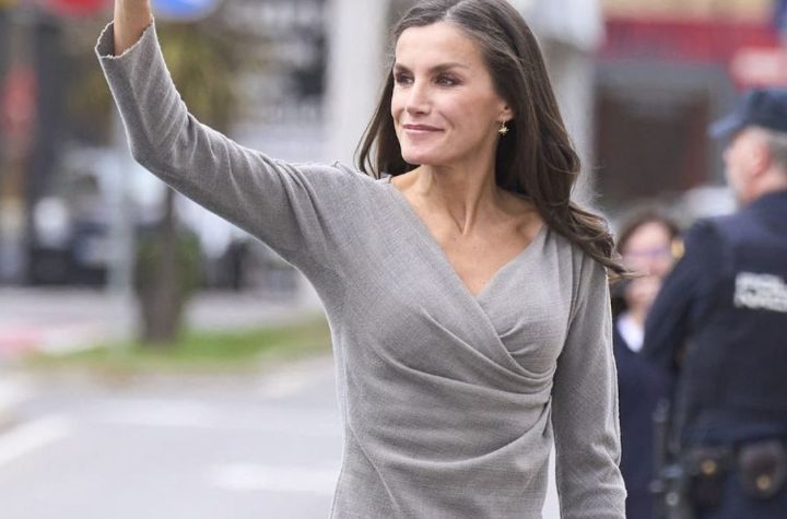 Letizia luce impresionantes botas ‘over the knees’ con su nuevo vestido tras la jura de Leonor en un evento de cine