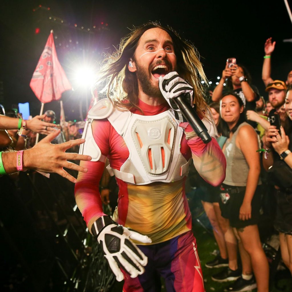 Jared Leto a sus 51 años, escala los 102 pisos del Empire State para impulsar su gira mundial