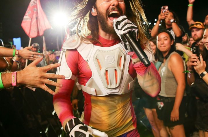 Jared Leto a sus 51 años, escala los 102 pisos del Empire State para impulsar su gira mundial