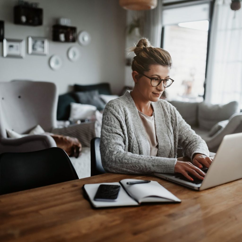 El impacto del #LazyGirlJob en el mundo laboral de las mujeres: ¿Empoderamiento o estigma?