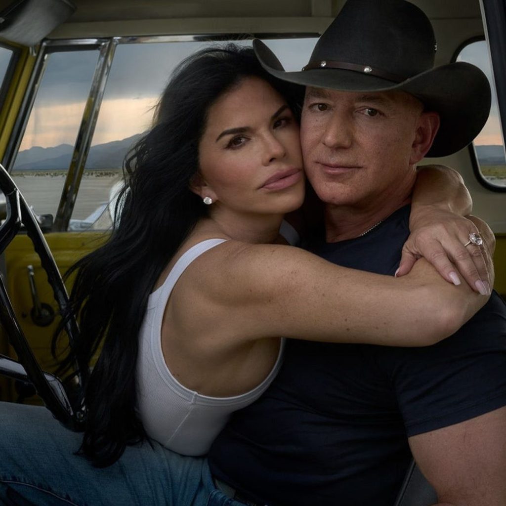 Jeff Bezos y Lauren Sanchez en Vogue: Entre críticas, riqueza y un posado peculiar en el desierto de Texas