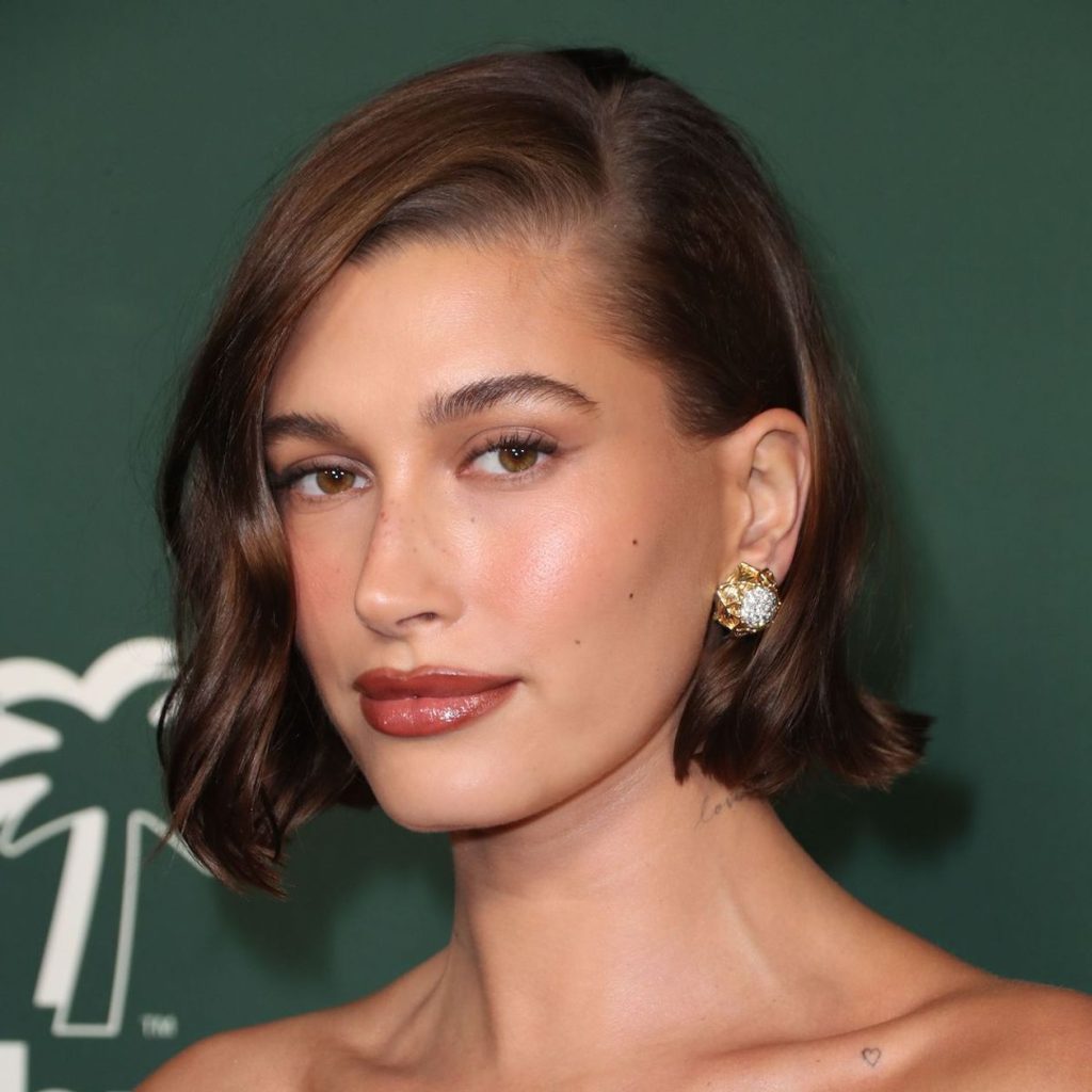 Hailey Bieber enseña su maquillaje navideño inspirado en «Cascanueces» para su cumpleaños número 27