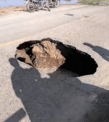 ¡Cuidado! Se abre otro socavón y cierran la circulación en la Calle 300, en Guasave