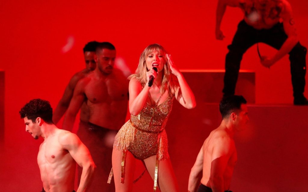 Taylor Swift muestra su primer beso público con Travis Kelce