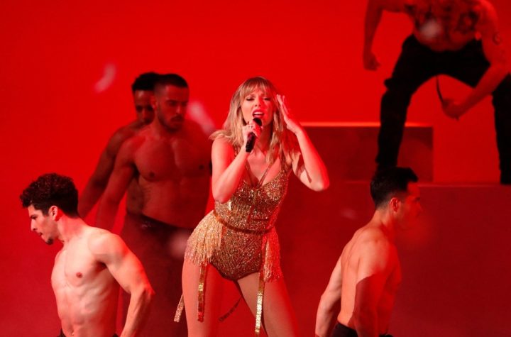 Taylor Swift muestra su primer beso público con Travis Kelce