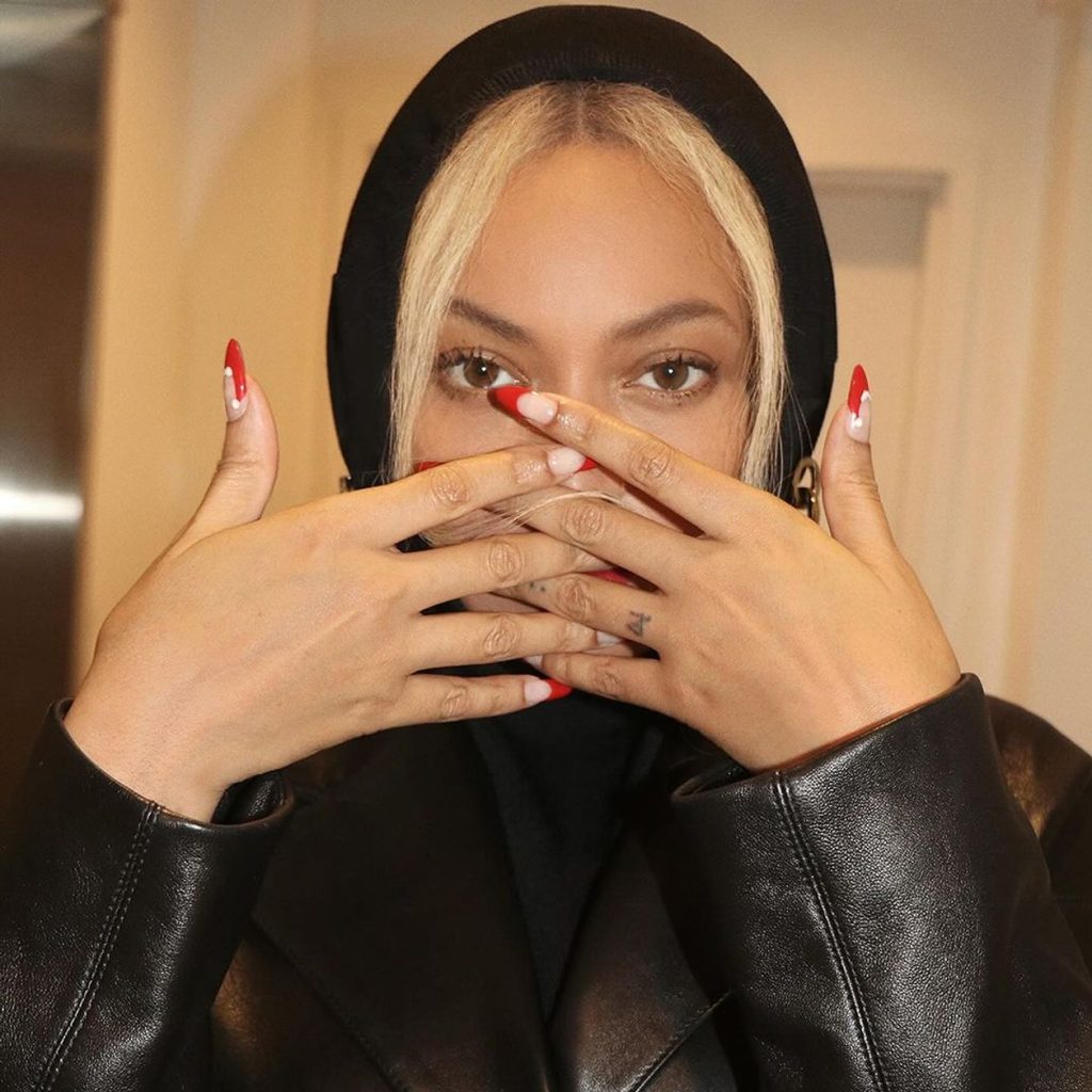 Beyoncé nos da una lección de nail art con sus uñas navideñas