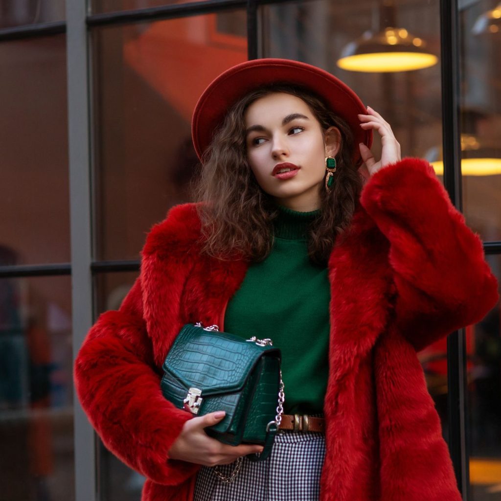 Cómo darle un toque de alegría a tu look invernal