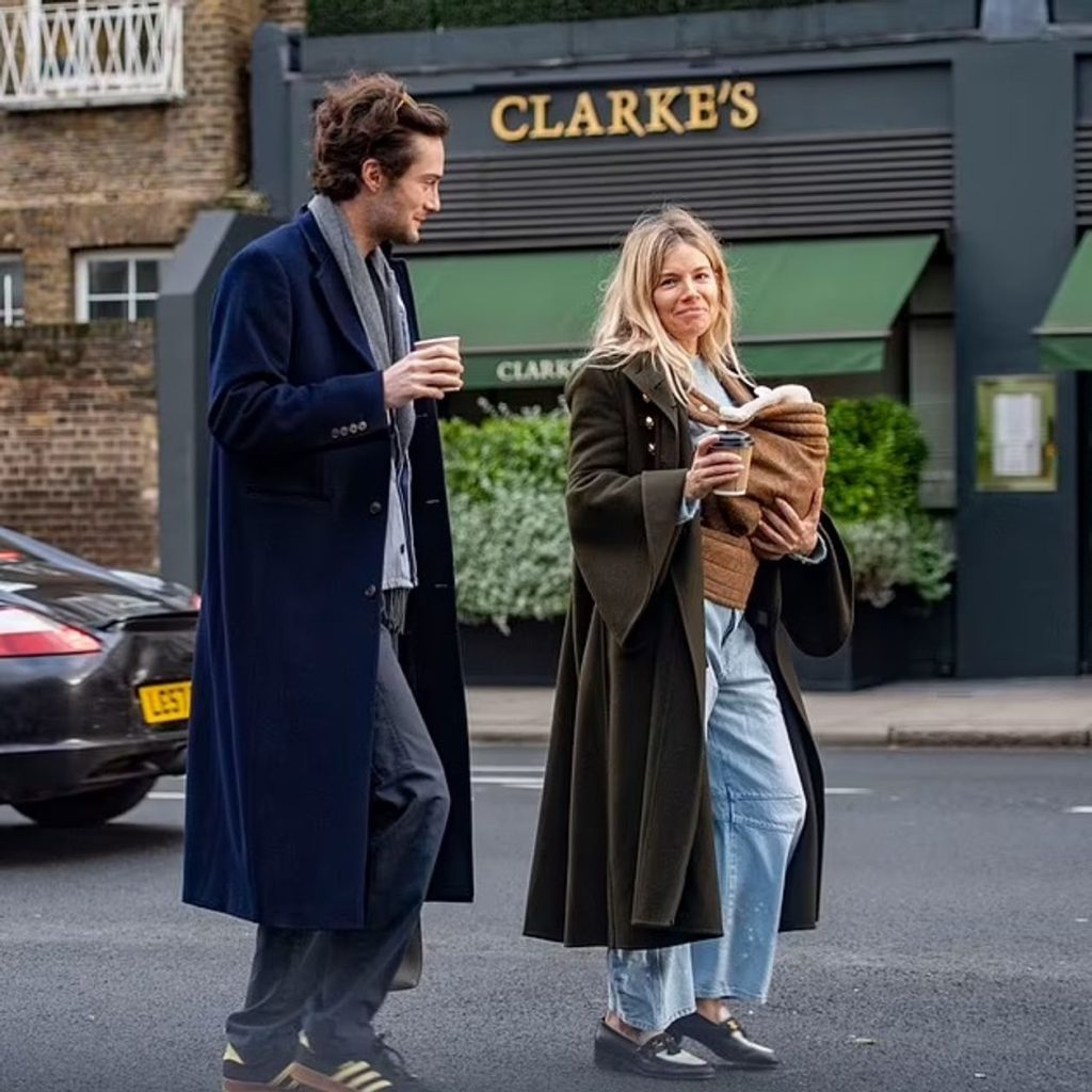 Sienna Miller, madre a los 42: Imágenes reveladoras de su paseo en Londres con su nuevo bebé y Oli Green