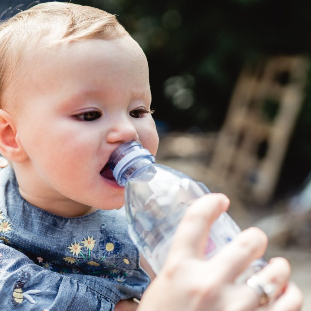 Las sorprendentes revelaciones sobre el agua embotellada: miles de nanoplásticos al acecho en cada sorbo