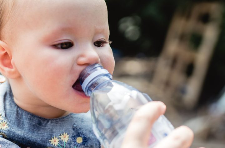 Las sorprendentes revelaciones sobre el agua embotellada: miles de nanoplásticos al acecho en cada sorbo