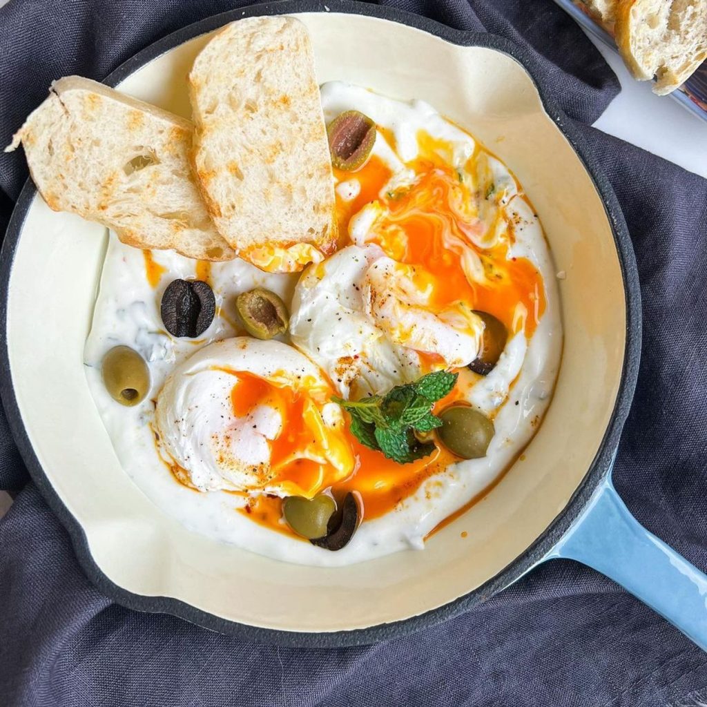 ¿Cansada de preparar los mismos huevos siempre? Prueba esta receta de huevos turcos para el desayuno