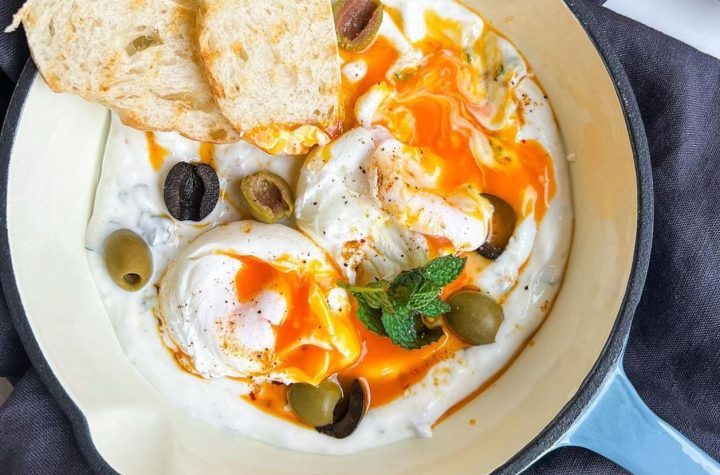 ¿Cansada de preparar los mismos huevos siempre? Prueba esta receta de huevos turcos para el desayuno