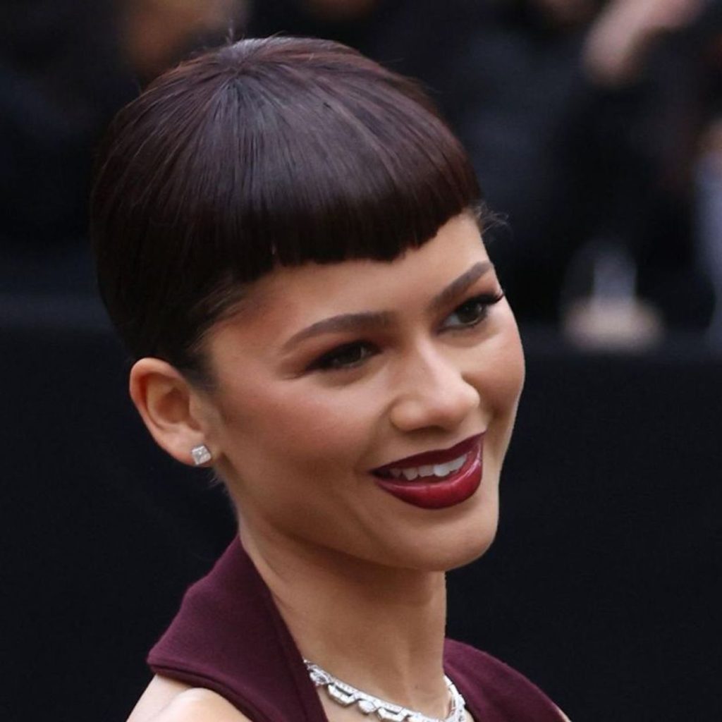 Zendaya con su flequillo extra corto de estilo gótico marca tendencia en la Semana de la Moda en París