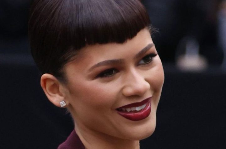 Zendaya con su flequillo extra corto de estilo gótico marca tendencia en la Semana de la Moda en París