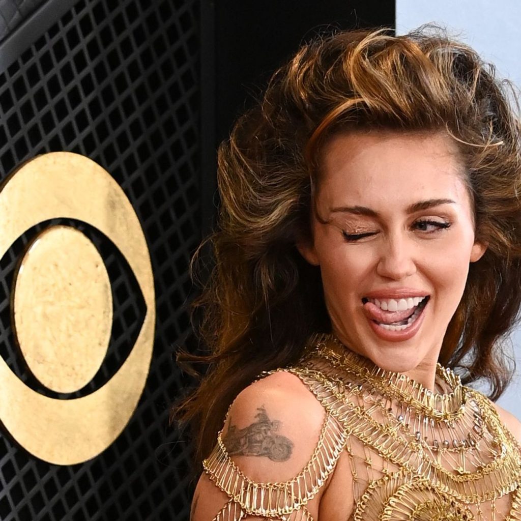 Miley Cyrus brilla en los Grammy 2024: dos premios y un estilo inigualable