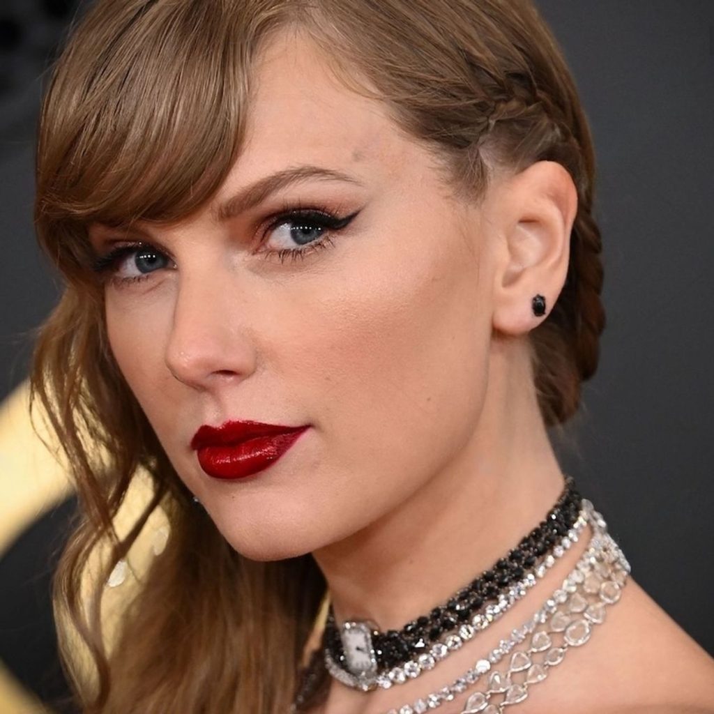 Mirada felina a lo Taylor Swift: Consigue el delineado ‘mob Wife’ de los Grammy 2024