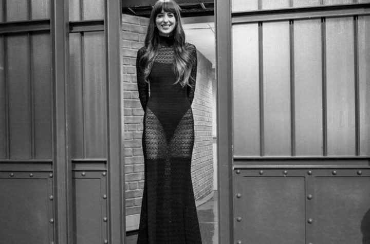 Dakota Johnson arrasa con un vestido transparente y botas mosqueteras