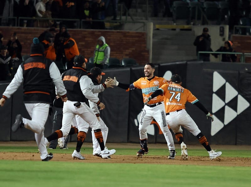 ¡Con mucho drama! En extrainnings gana Naranjeros el primero de semifinales a Águilas