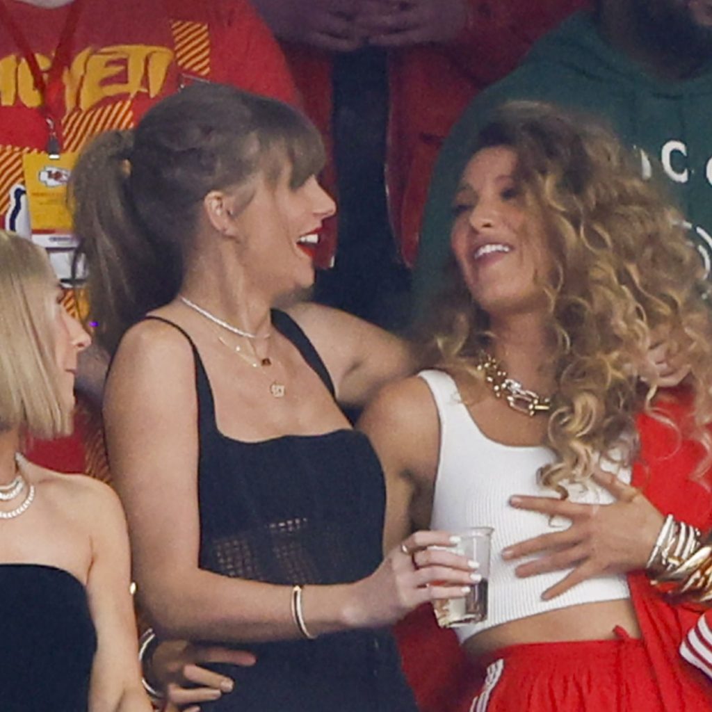 Taylor Swift y Blake Lively se roban el espectáculo en la Super Bowl 2024