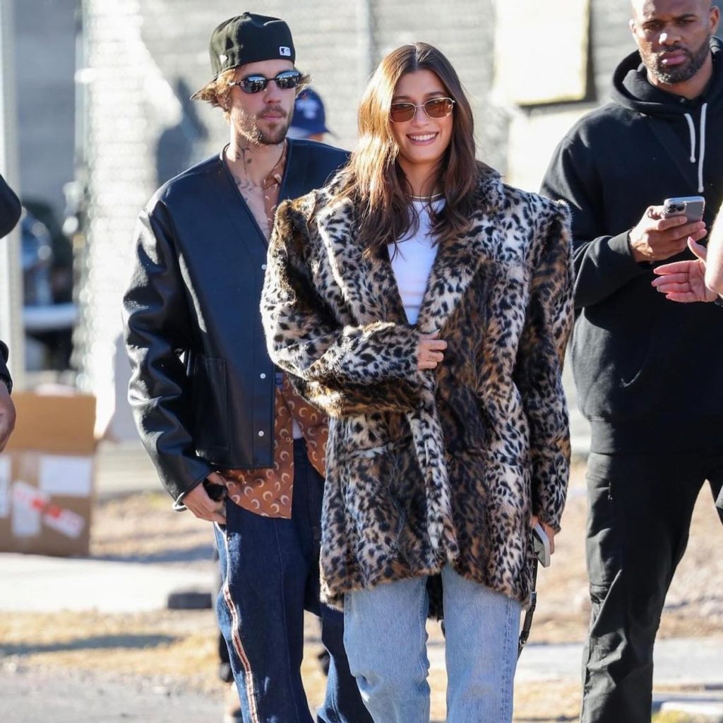 Hailey Bieber: ¡De ‘bob retro’ a melena XL y ‘Mob Wife’ en la Super Bowl