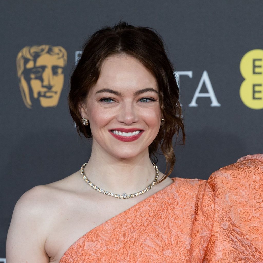 Emma Stone: Lágrimas y agradecimiento a su madre en los BAFTA: «Ella me hizo creer en este sueño loco»